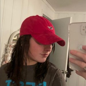 Red vineyard vines hat